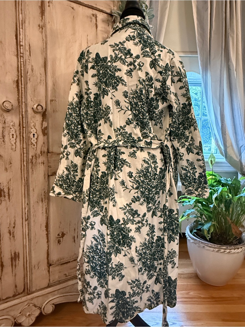 Garnet Hill organic cotton cottagecore flannel robe. XS - Picture 4 of 9